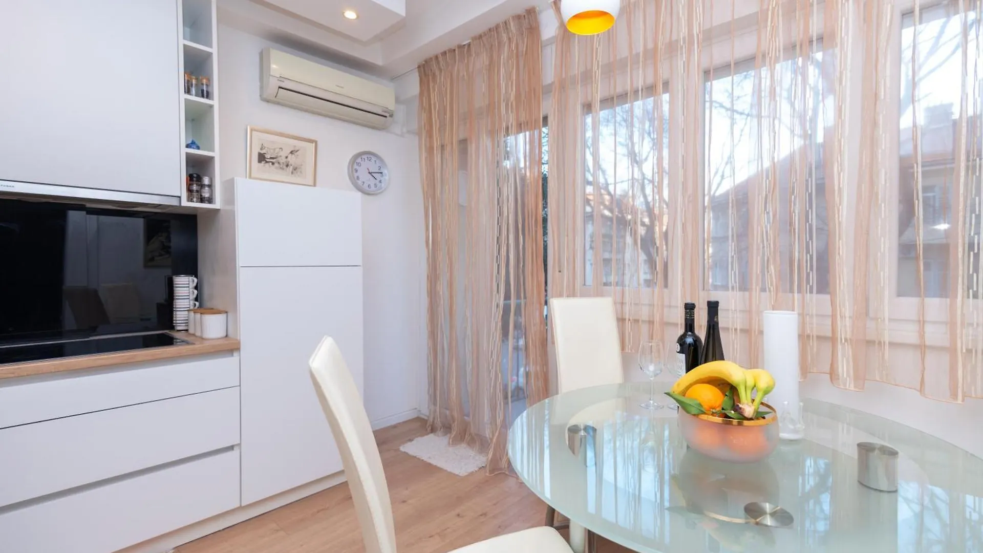 Cozy Apartment With Balcony In Center Split