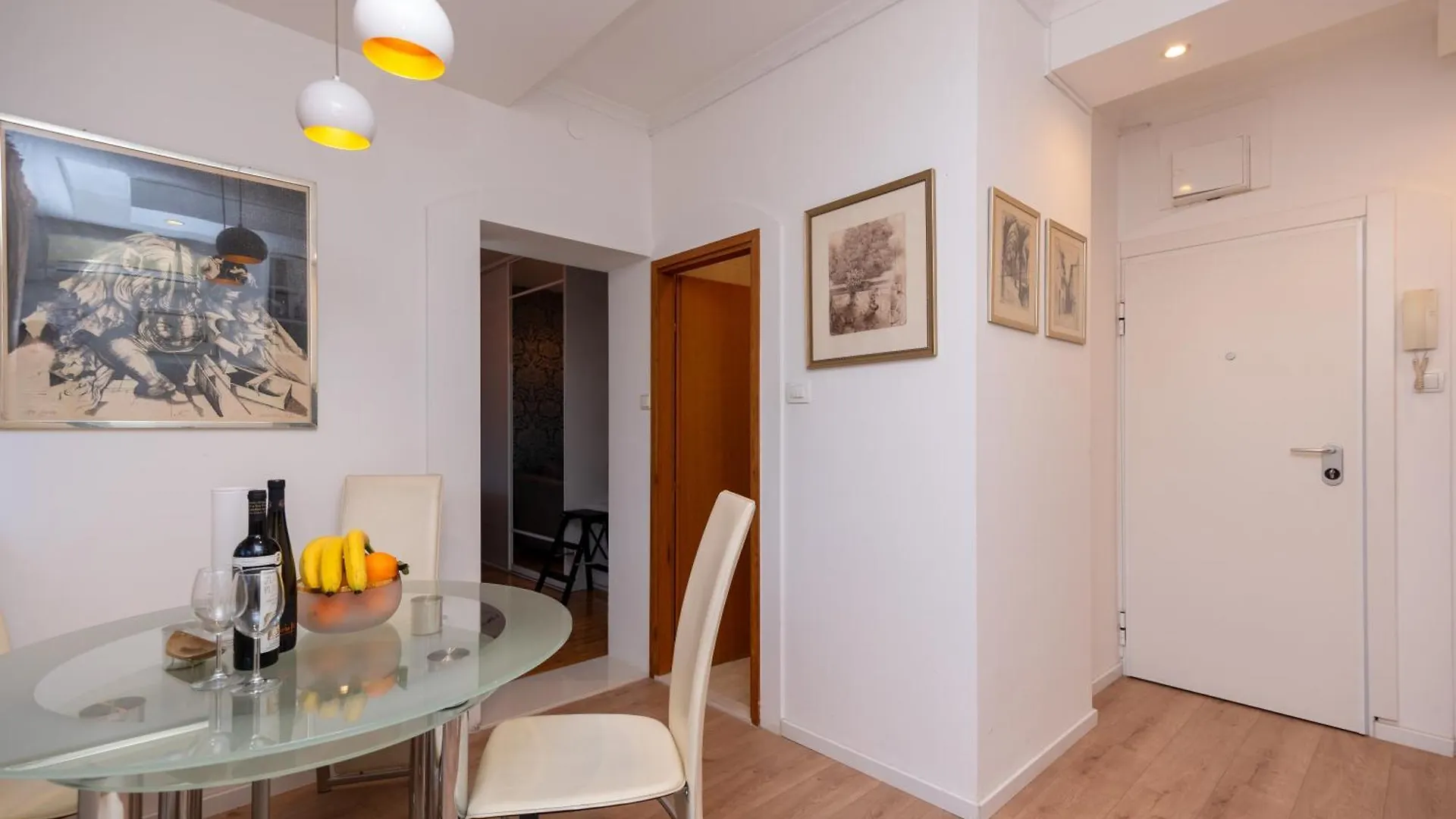 Cozy Apartment With Balcony In Center Split