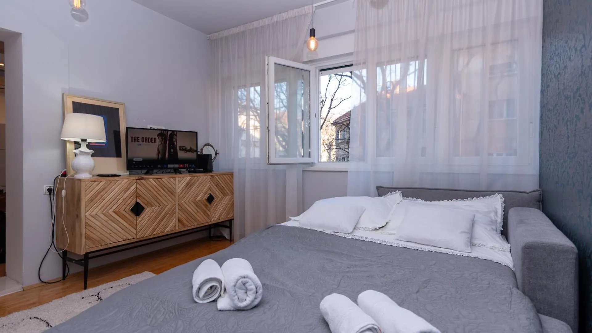 Cozy Apartment With Balcony In Center Split