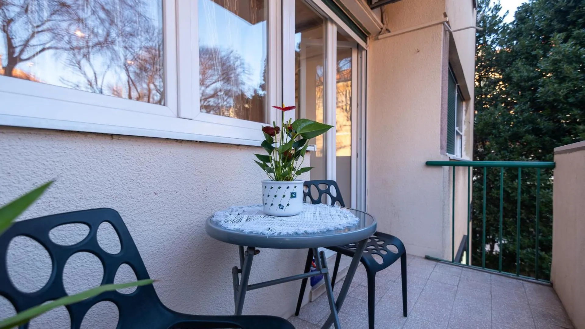 Cozy Apartment With Balcony In Center Split