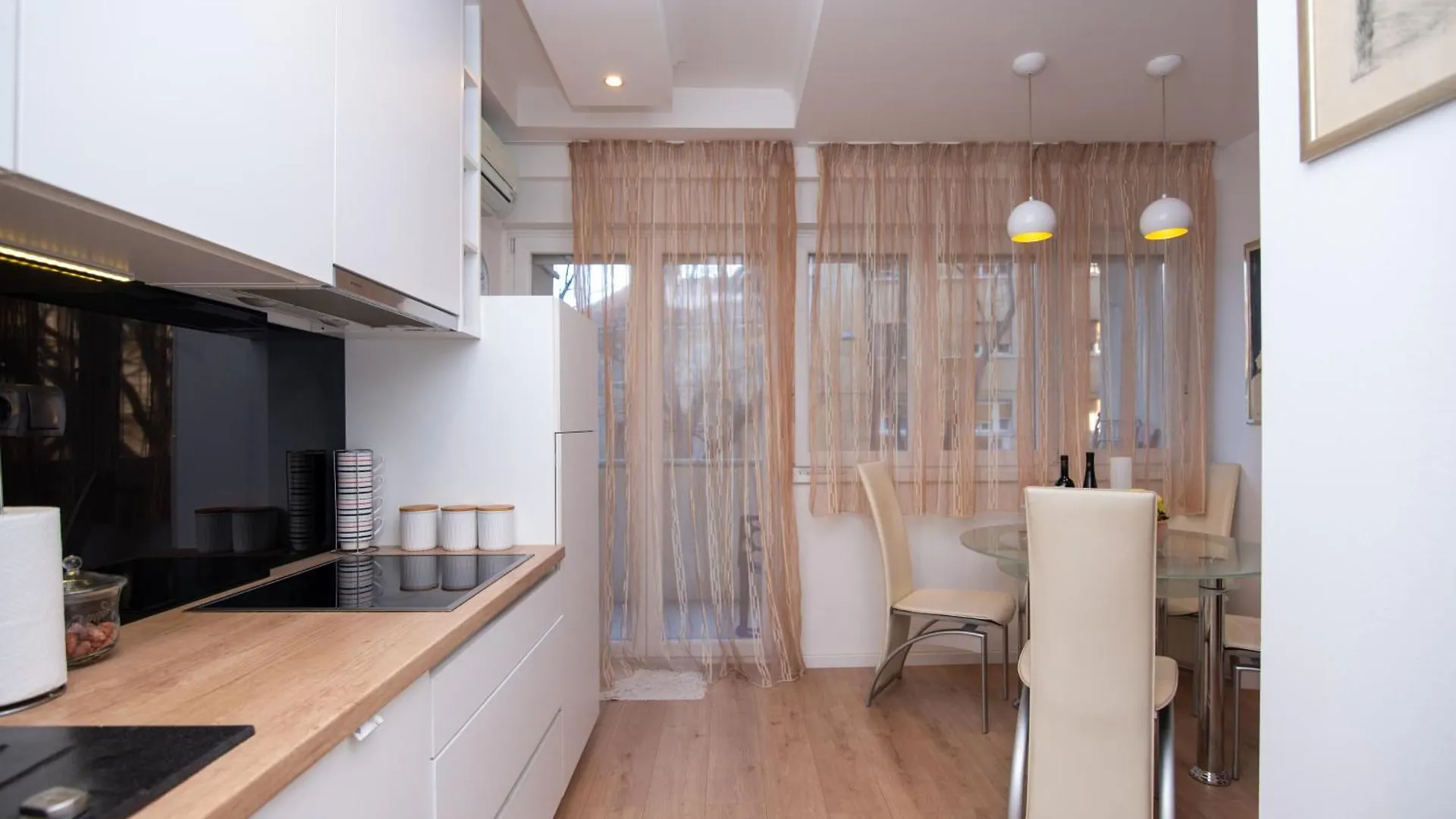Cozy Apartment With Balcony In Center Split