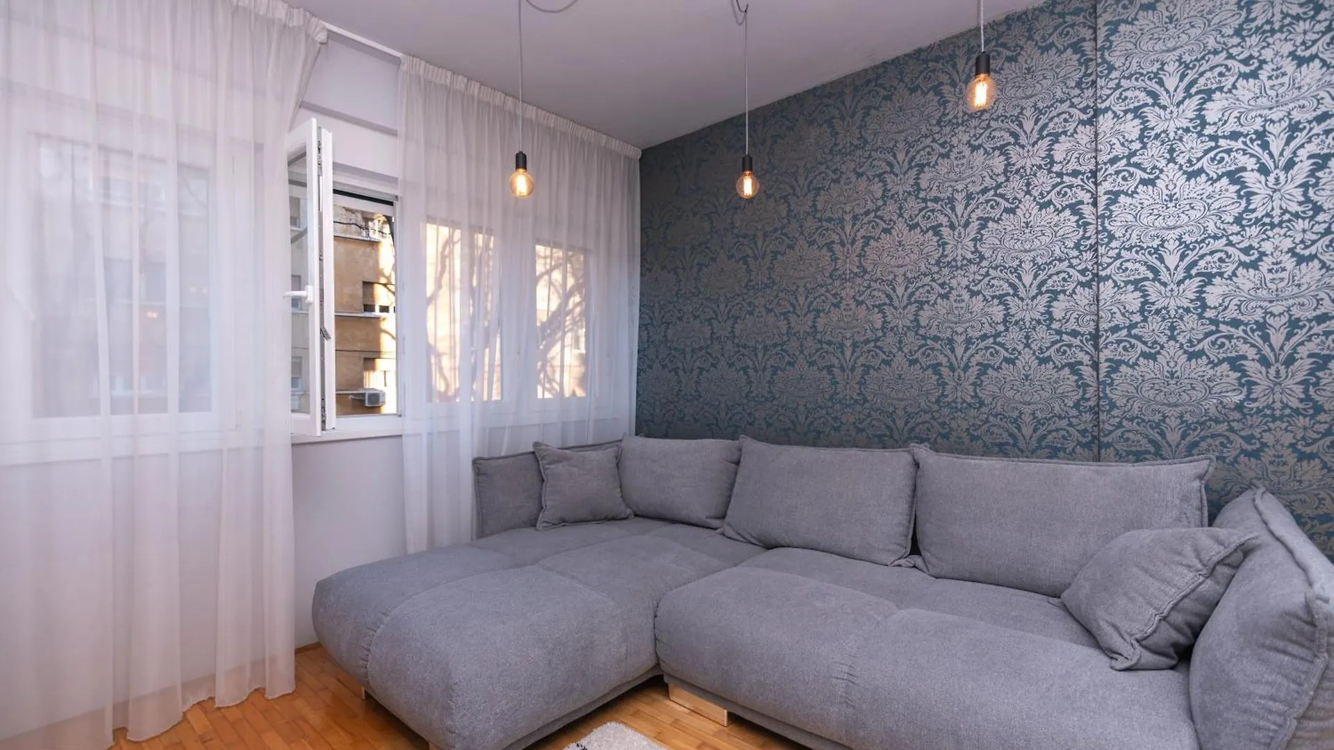 Cozy Apartment With Balcony In Center Split